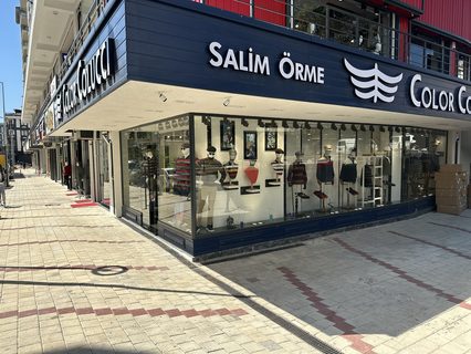 Wholesale store